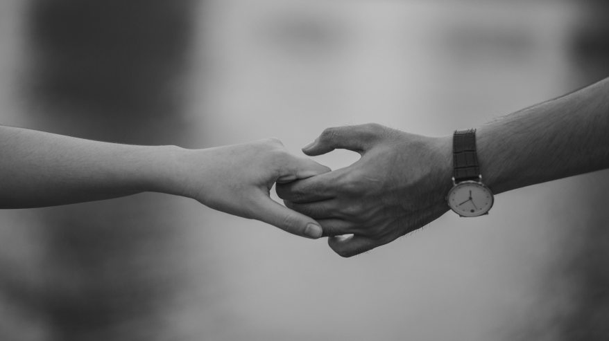 monochrome-photo-of-couple-holding-hands-1004014