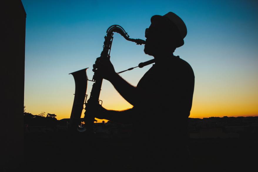 silhouette-of-a-man-playing-saxophone-during-sunset-733767