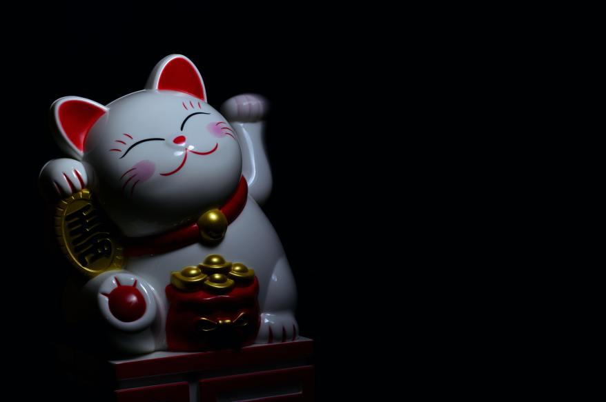 photo-of-maneki-neko-figurine-932263