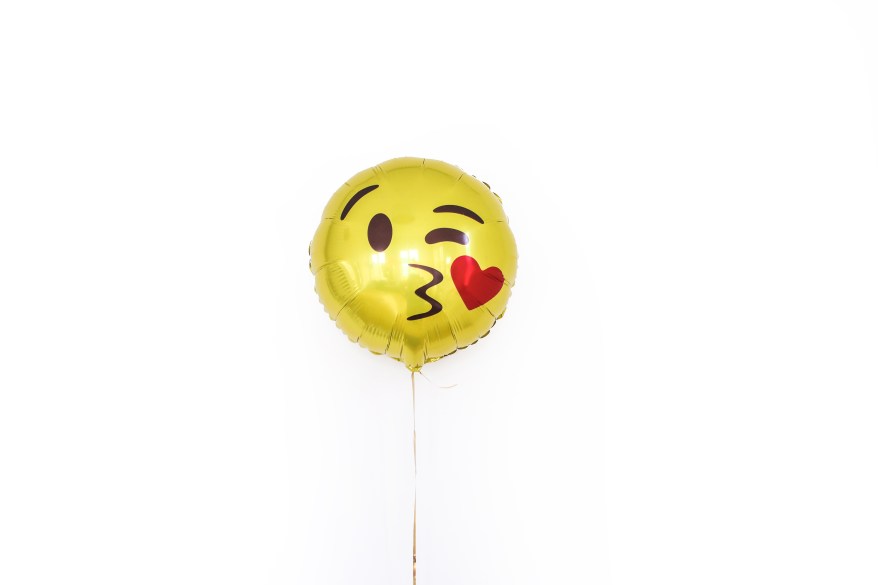 yellow-foil-balloon-with-smiley-kissing-face-3905856
